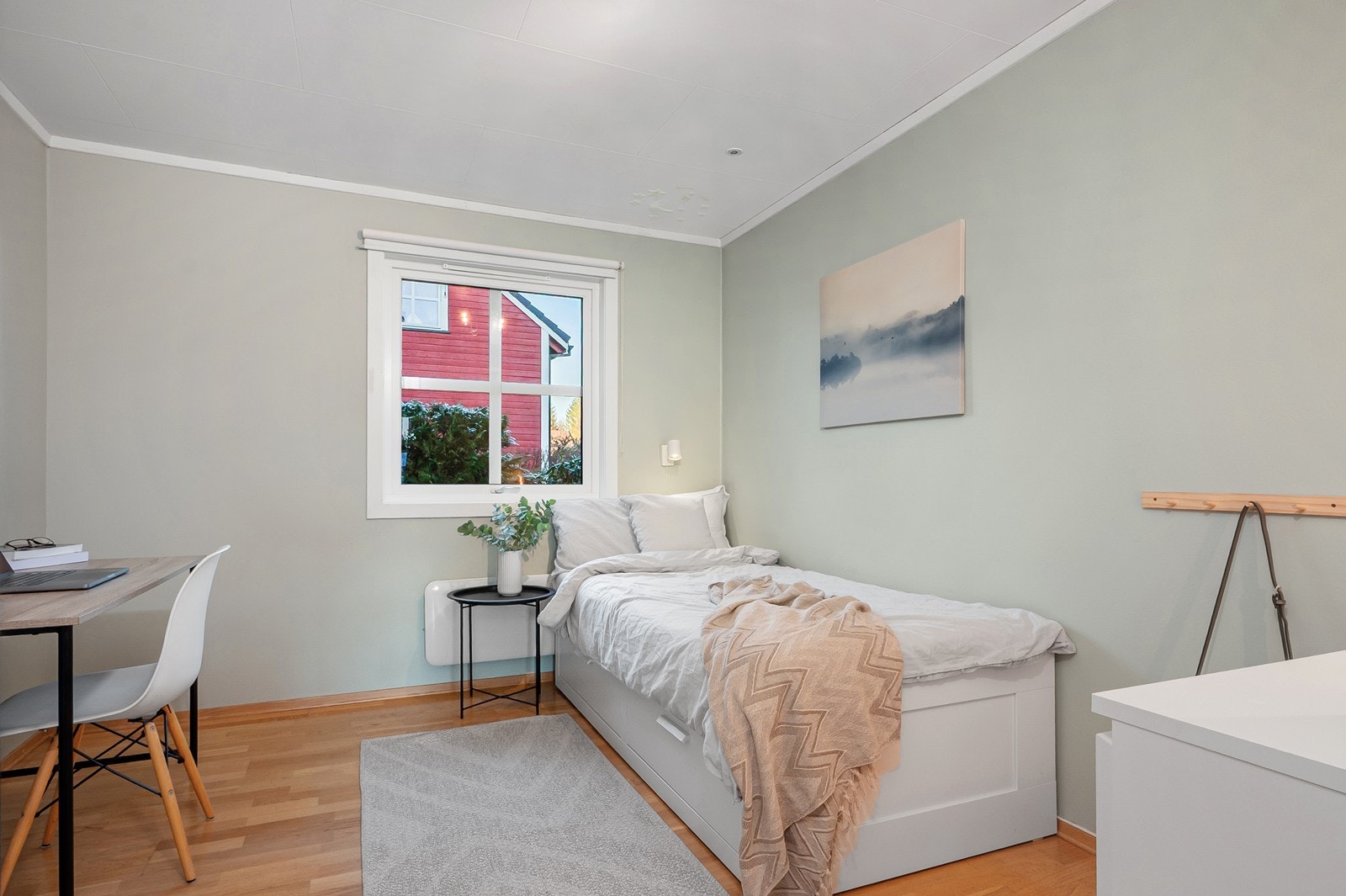 Det hører med to gode soverom. Med adkomst fra stuen har du
boligens minste soverom med god plass til seng, skap, skrivebord m.m. Galleribilde