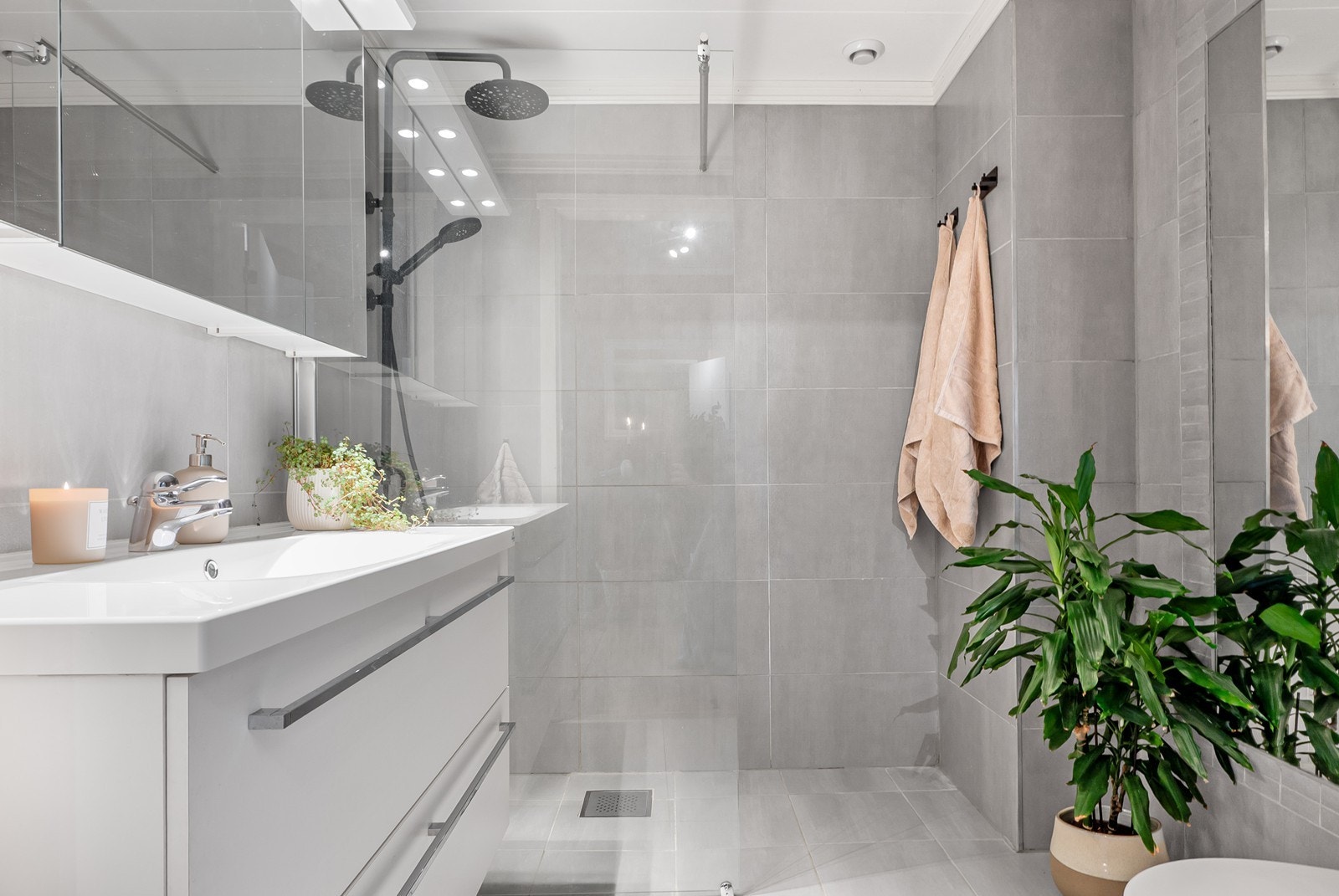 Badet ble iht tidligere eier pusset opp i 2013 med flis og inventar. varme i gulv. Galleribilde