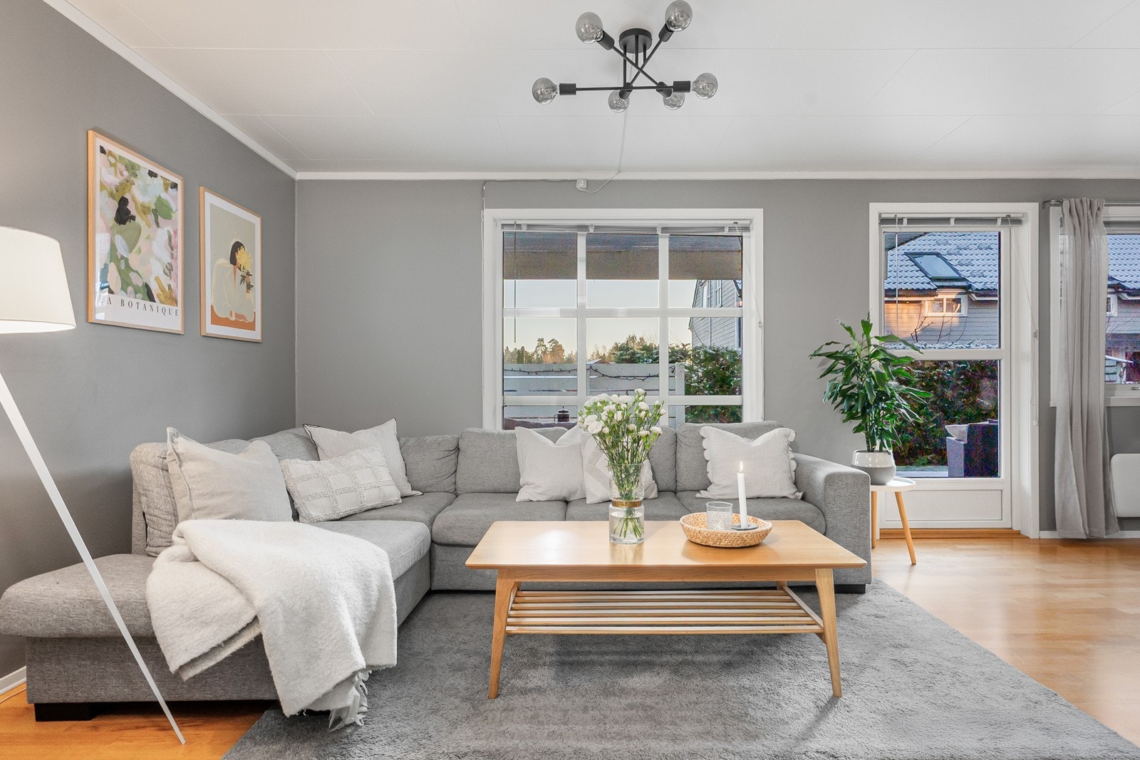 Boligens oppvarming består elektrisk oppvarming og en god peisovn. Varmekabler på bad. Galleribilde