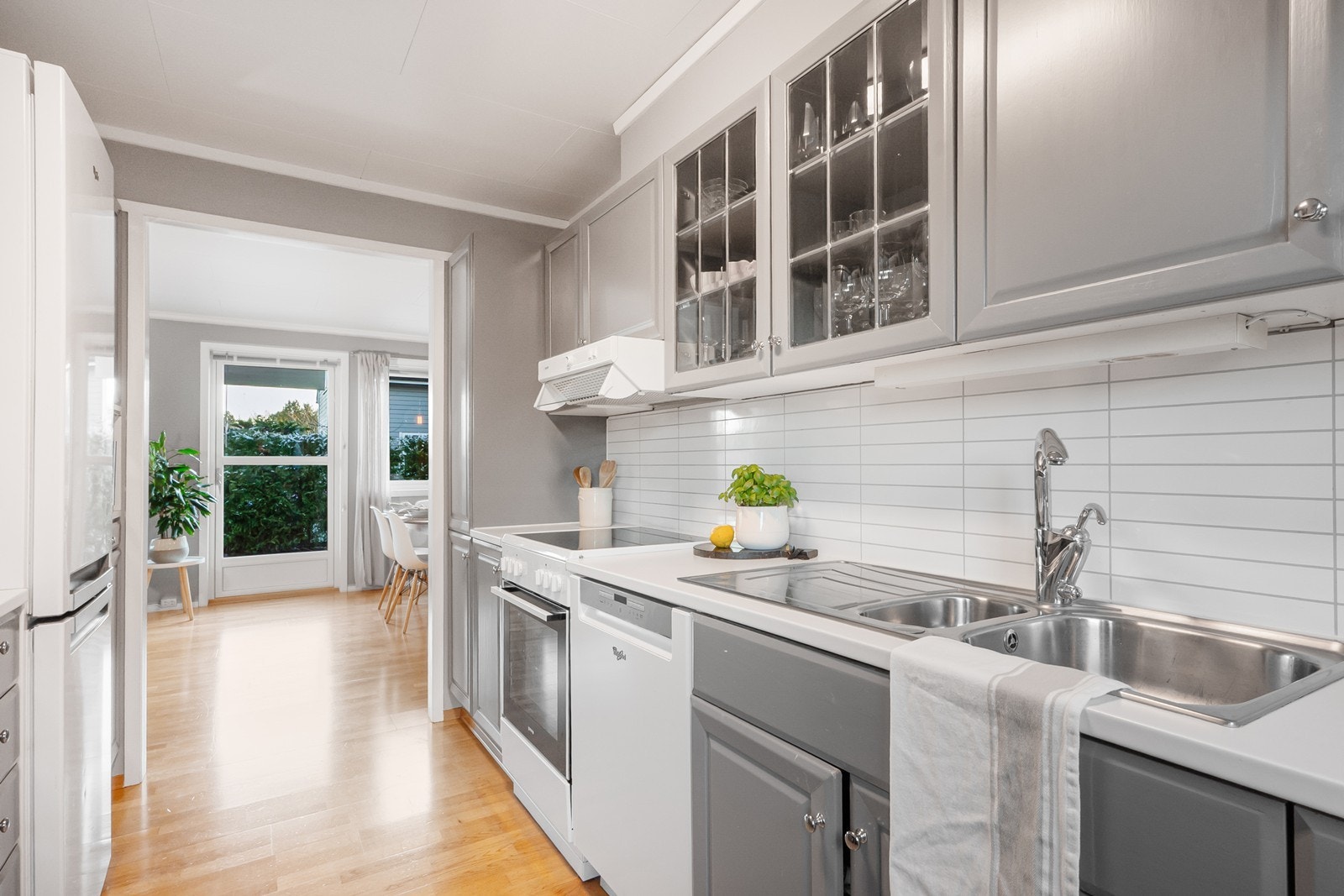 Kjøkkenet har avtrekk fra kjøkkenventilator, plassert over platetoppen. Galleribilde