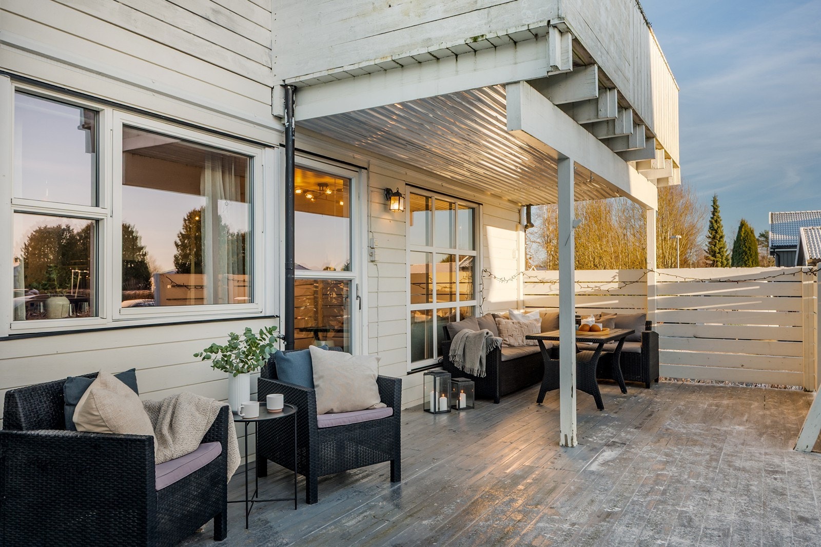 Terrassen på sørsiden er på ca 34 kvm med delvis overbygg. Her er det god plass for loungeområde, grill og lignende. Galleribilde