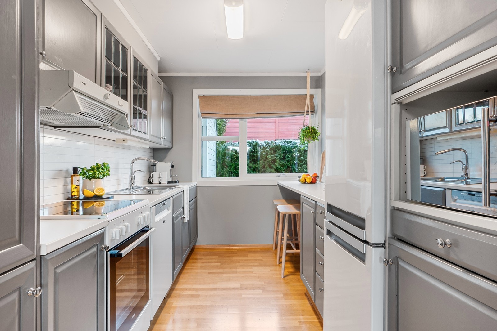 Kjøkkenet er angivelig fra 2003, rikelig med skap- og benkeplass. Galleribilde