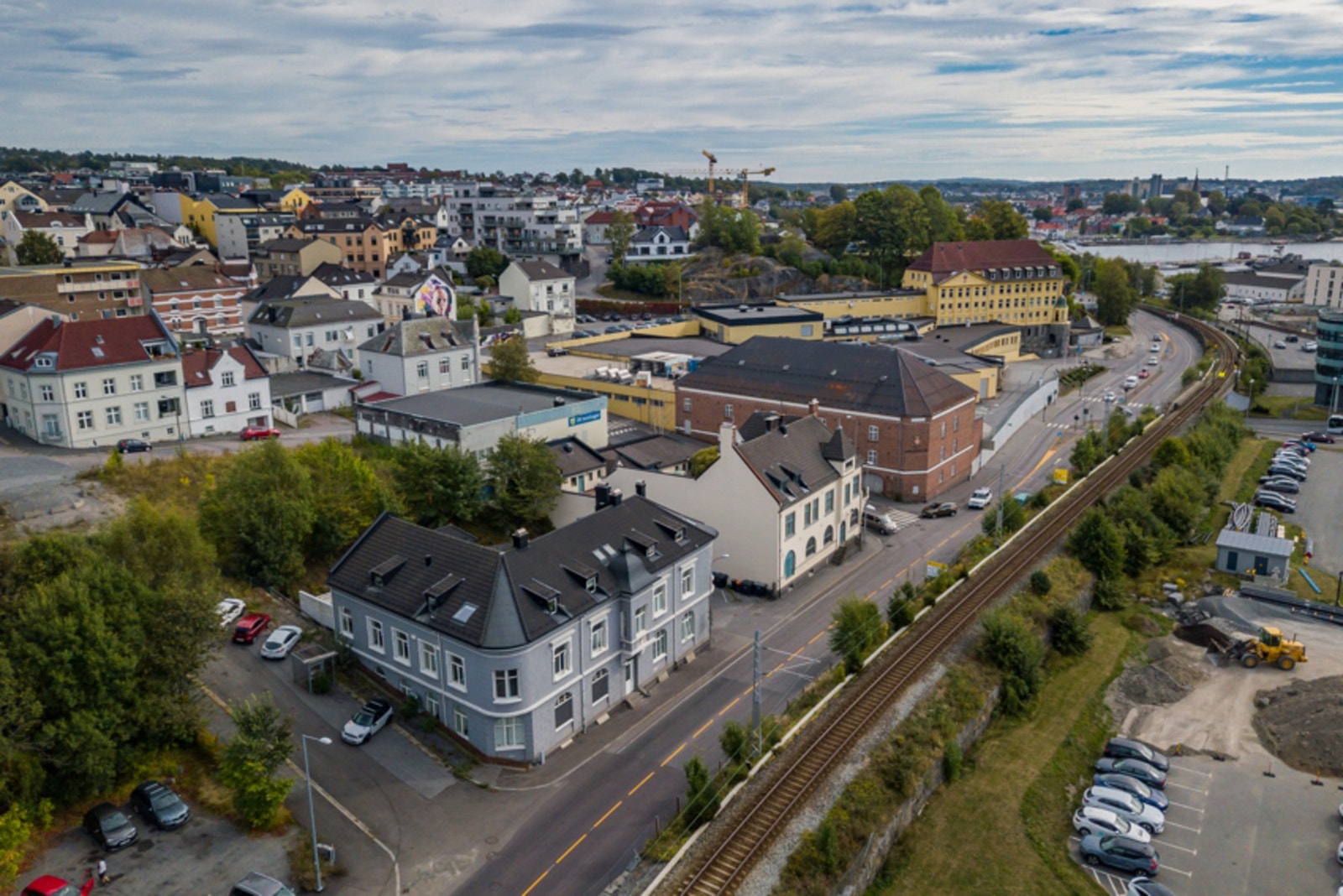 Leiligheten ligger veldig sentralt, med kort gåavstand til alle sentrumsfasiliteter. Galleribilde