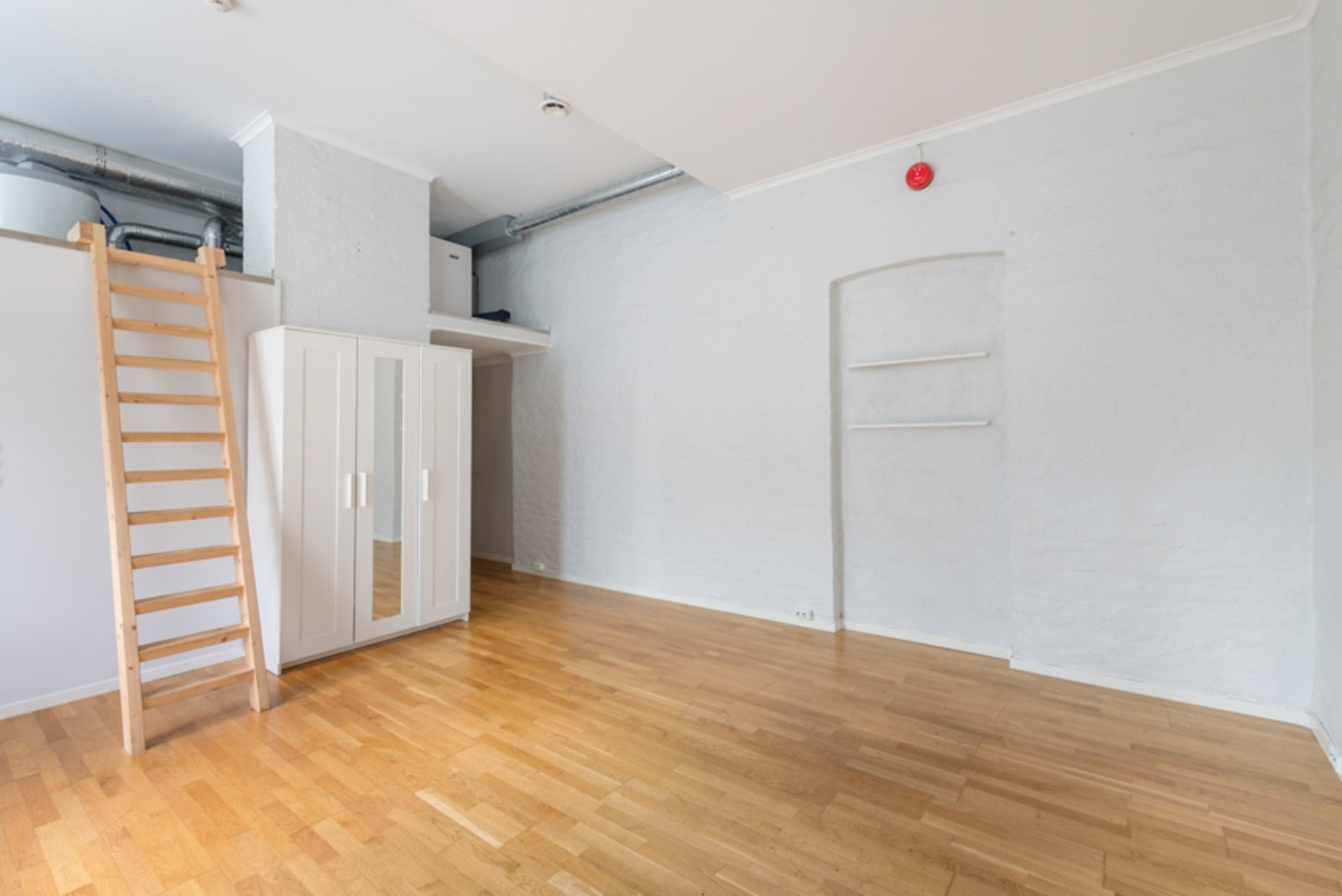 Leiligheten fremstår som pen, lys og luftig. Det er god takhøyde. Galleribilde