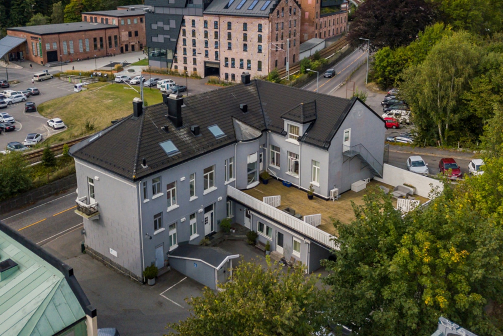 I bakgården har man egen parkeringsplass. Det er også egen bod i kjelleren. Galleribilde