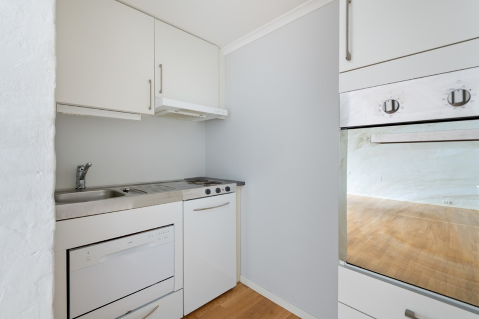 Fint kjøkken med innebygde hvitevarer. Galleribilde