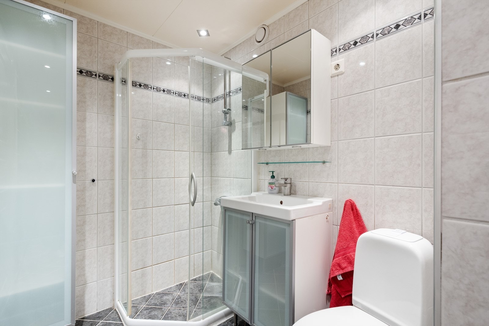 Romslig bad på 6,2 m² med dusjhjørne. Galleribilde