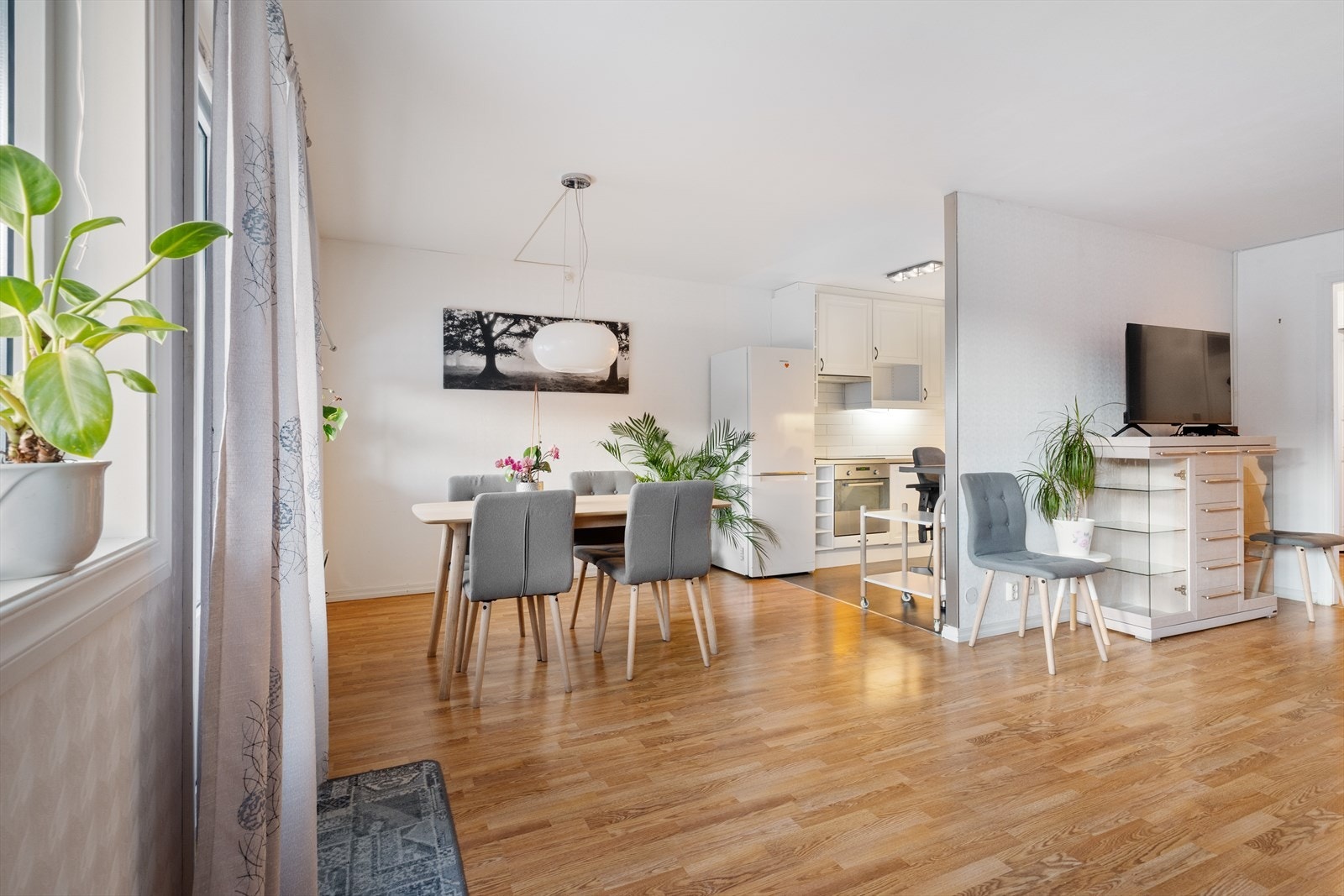 Åpen stue- og kjøkkenløsning på hele 33,8 m². Galleribilde