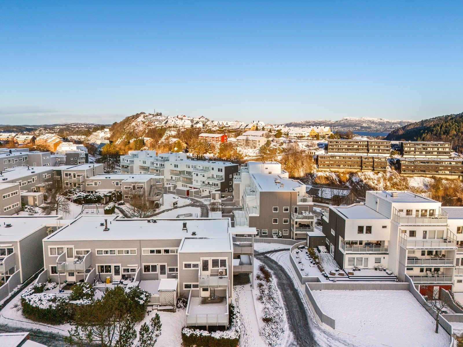 Nærmeste busstopp "Olsvikåsen" ligger rett ved leiligheten. Galleribilde