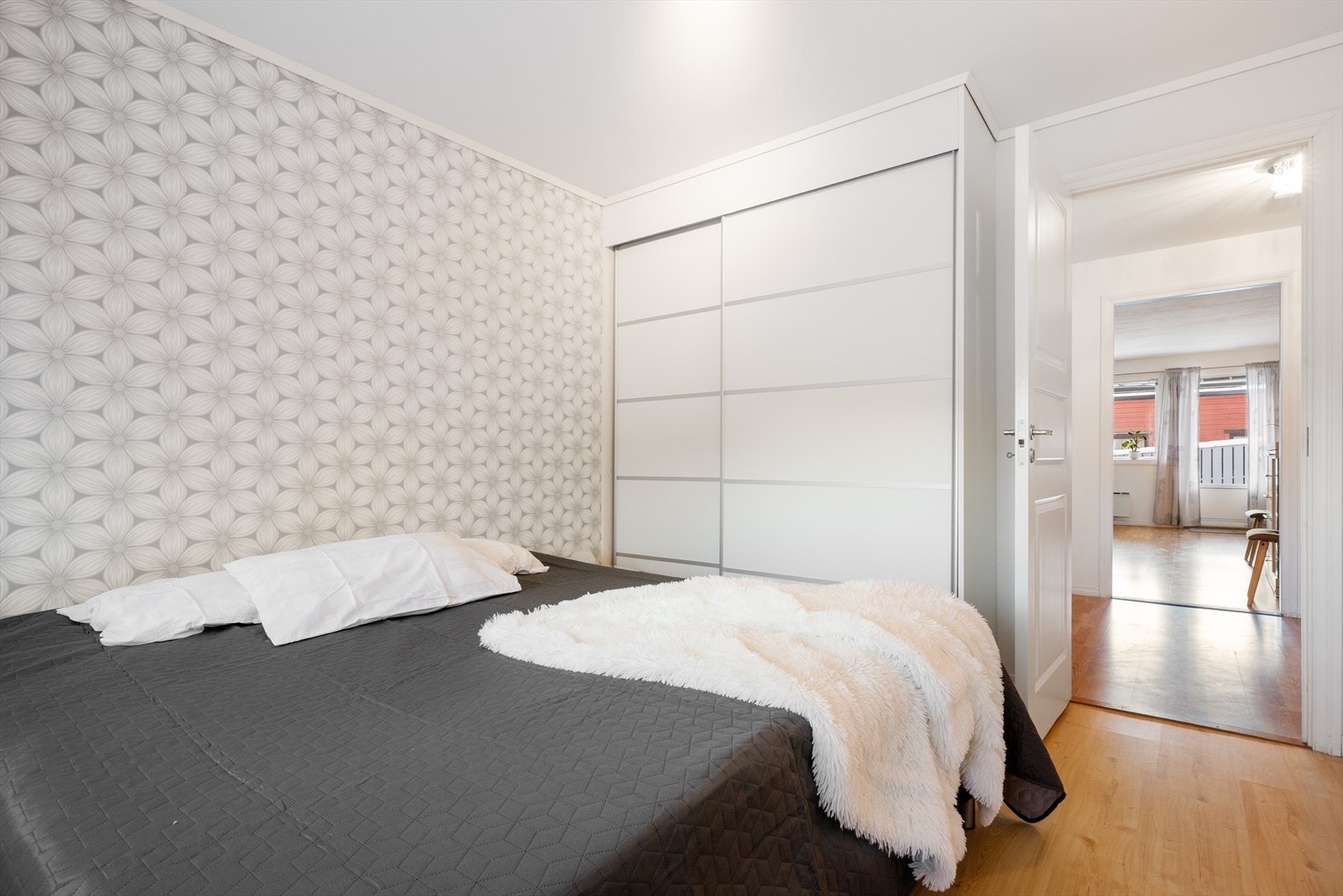 Soverommet har innebygd garderobeskap bak skyvedører. Galleribilde