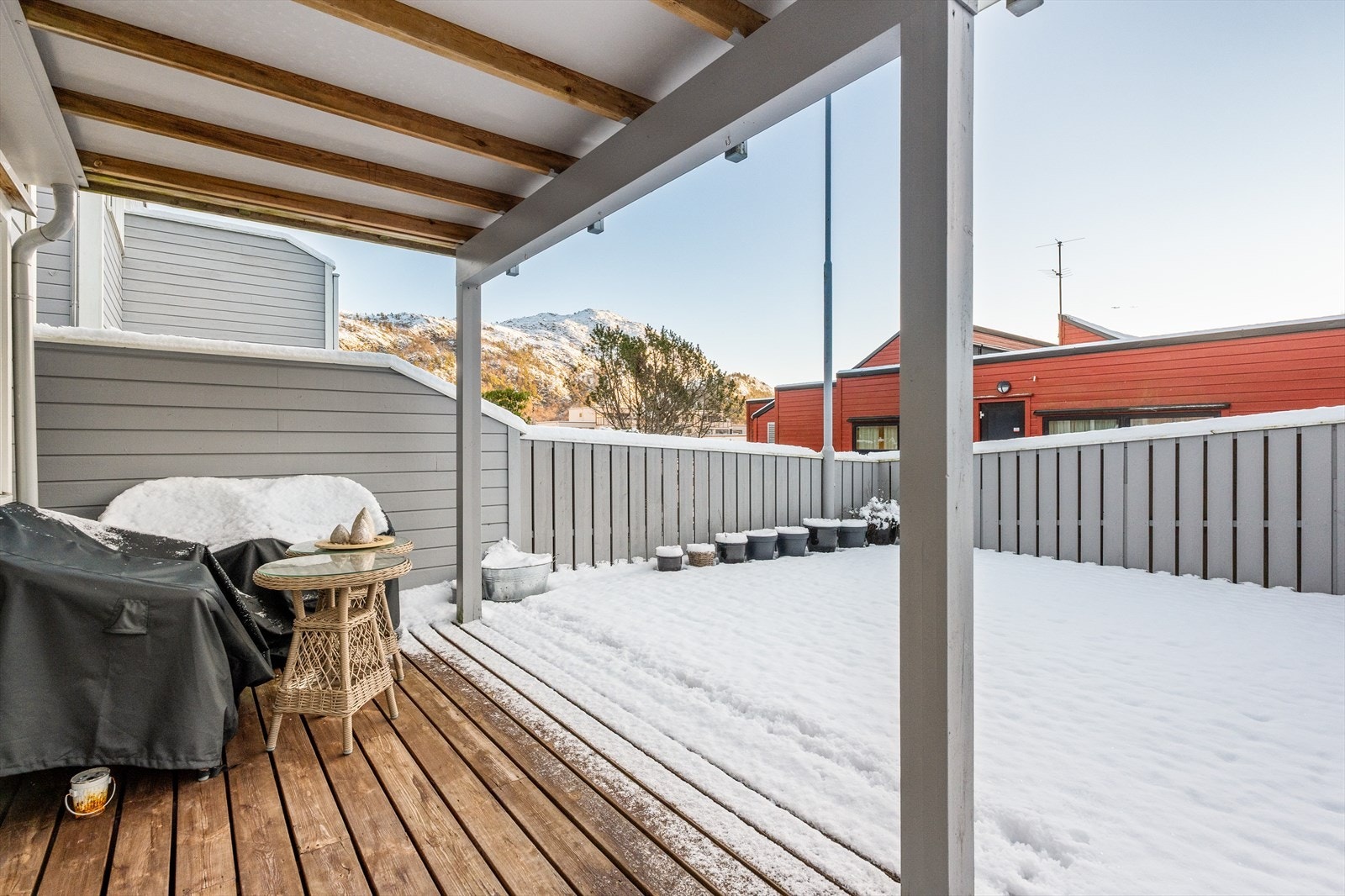 Sørvendt terrasse med god plass til sittegruppe, eventuell beplantning og grill! Galleribilde