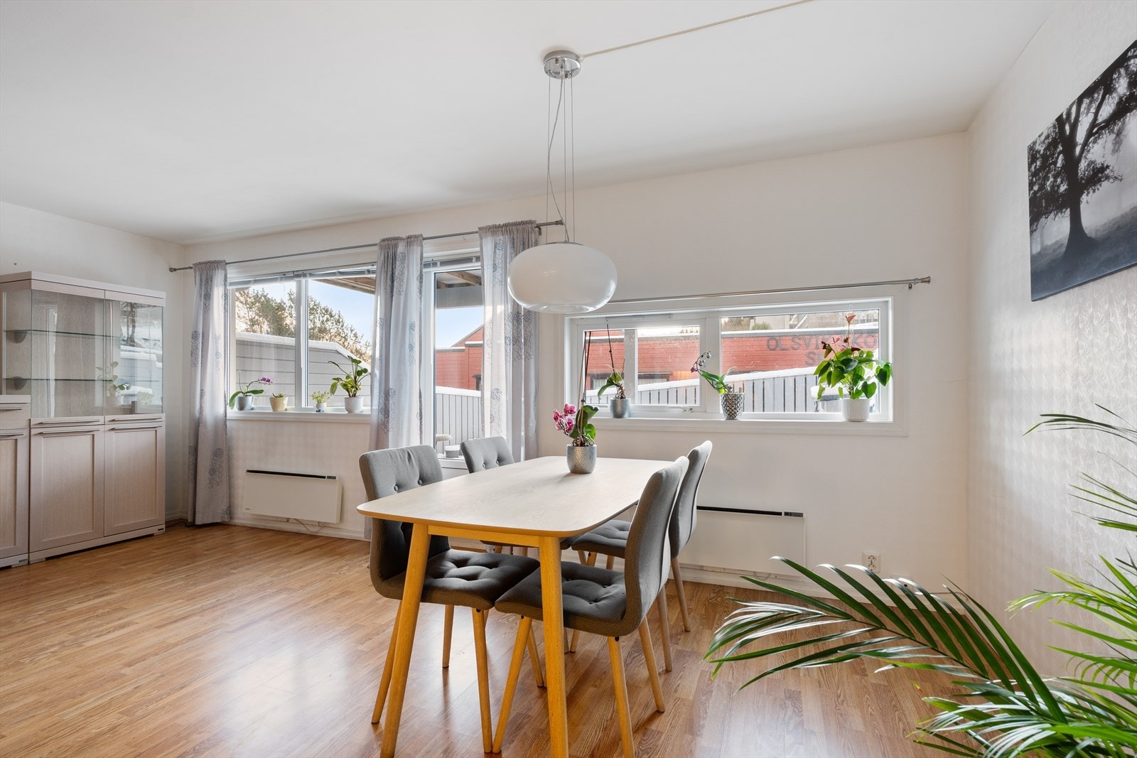 Romslig med plass til et stort spisebord. Galleribilde