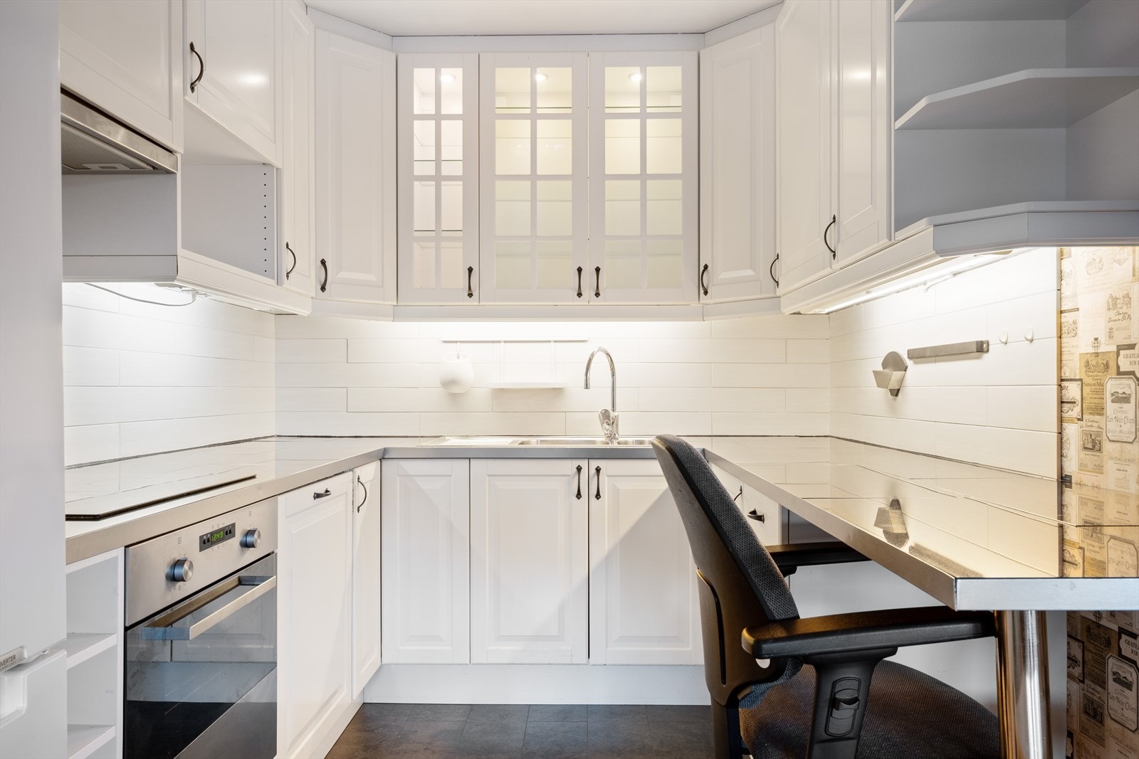 Lyst og fint kjøkken med rikelig skapplass og god benkeplass. Galleribilde