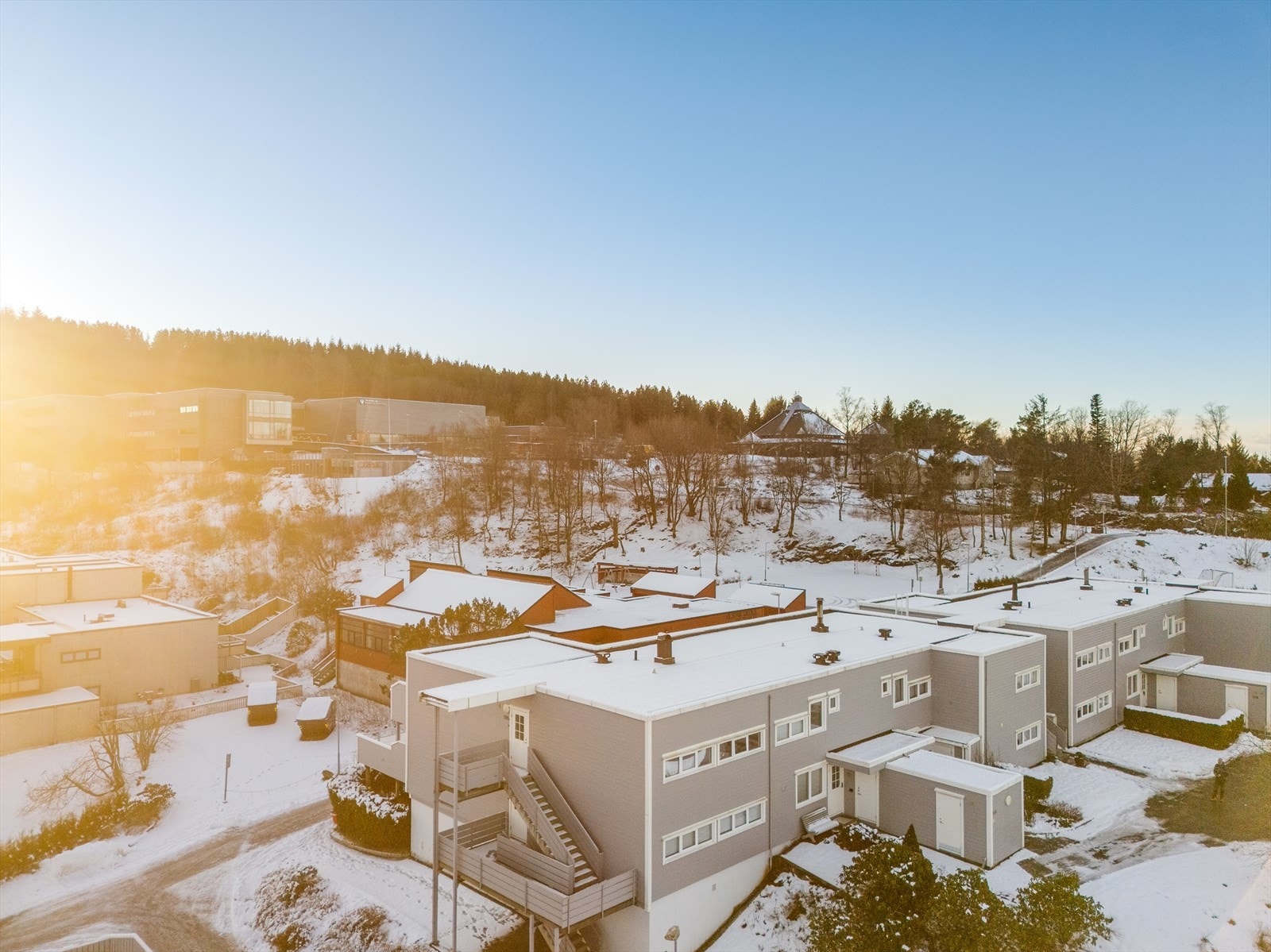 Olsvik skole som ligger rett fremfor bygget i rødt. Galleribilde