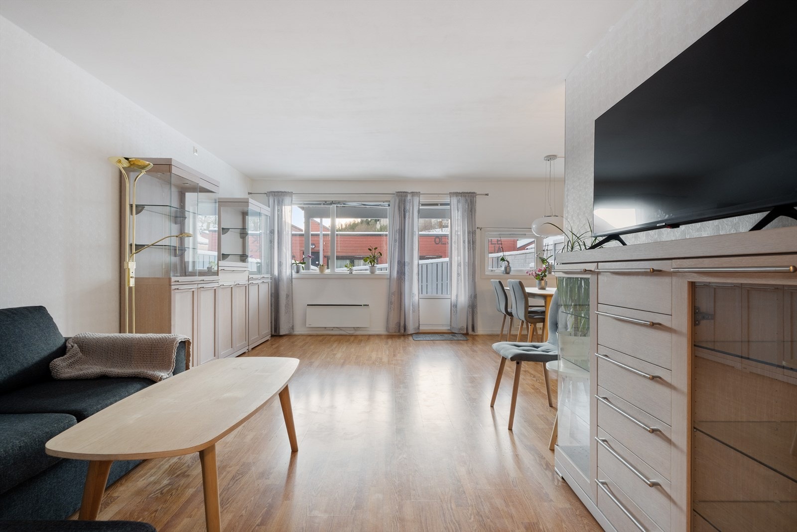 Innbydende lys stue med store vindusflater og gode møbleringsmuligheter. Galleribilde