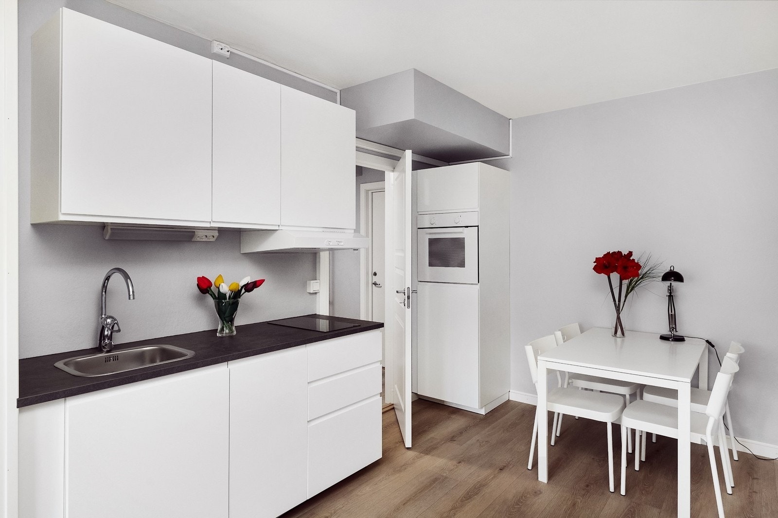 Kjøkken har integrerte hvitevarer Galleribilde