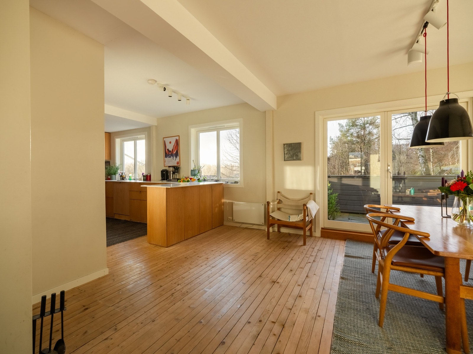 Mye store vinduer gjør susen for romfølelsen, og det gamle tregulvet gjør det samme for godfølelsen. Galleribilde