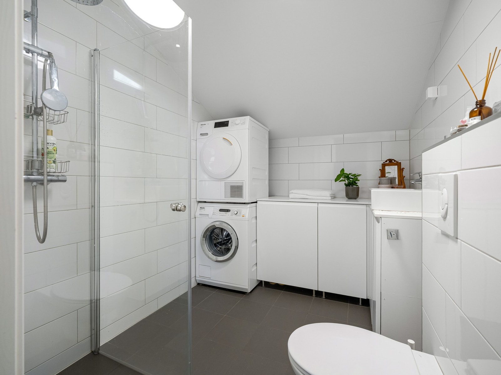 Lekkert bad fra 2018, med plass og opplegg for både vaskemaskin og trommel. Galleribilde