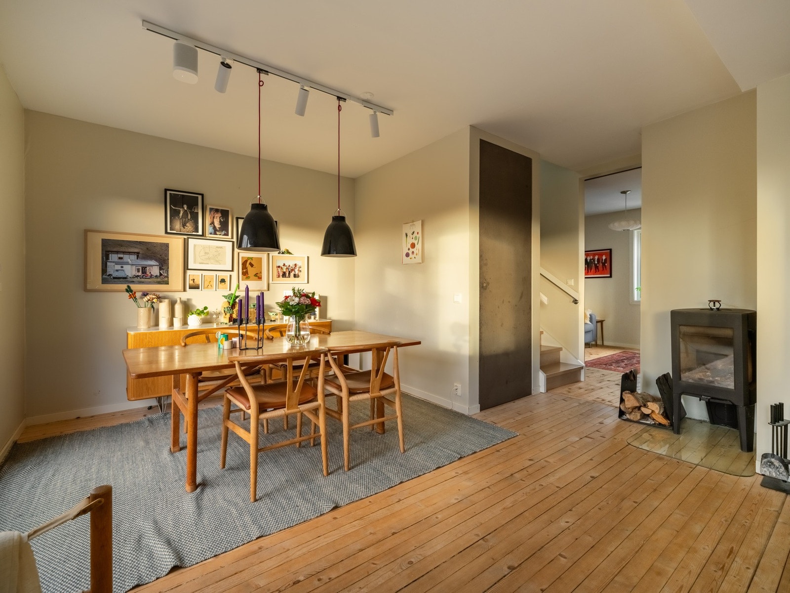 Vi starter i hovedetasjen, og nå er vi i spisestuen. Galleribilde