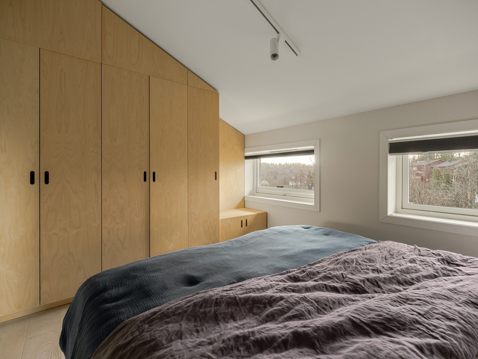 Massevis av plassbygget skapplass. Galleribilde