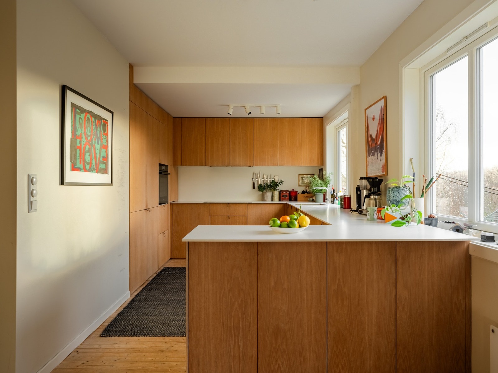 Kjøkkenet har spesialtipassede fronter, og benkeplate i Corian. Galleribilde