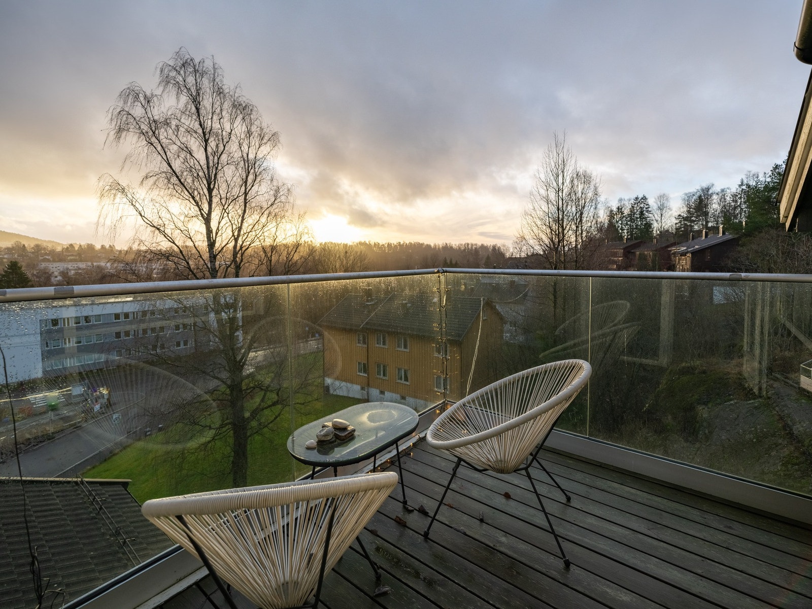 Utenfor er en koselig balkong. Selv om været er alt annet enn koselig her, vi vet det. Galleribilde