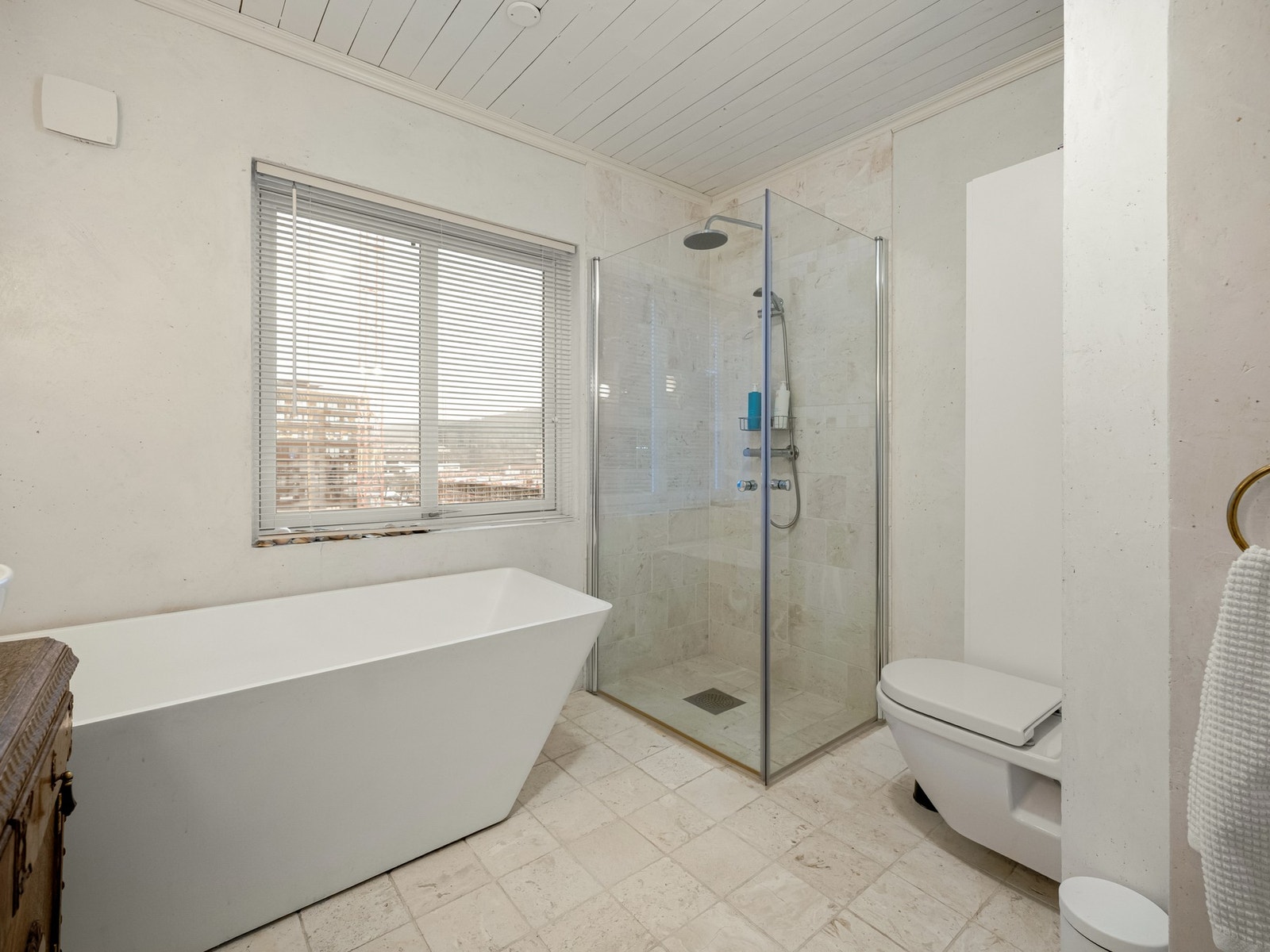 Badet her nede er stort og fint, med gos plass til både badekar og dusj. Galleribilde