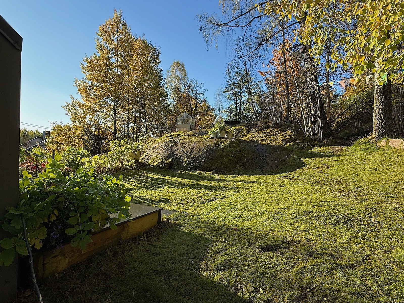 Fra hagen er det også flott utsikt, som fra de fleste andre steder på denne eiendommen. Galleribilde