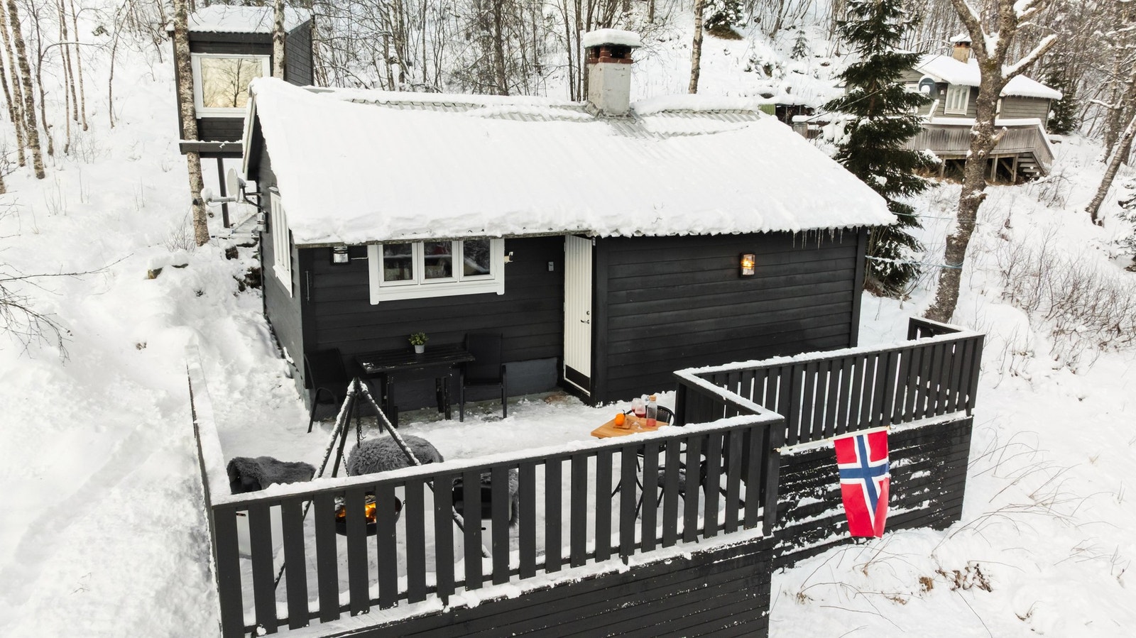 En koselig hytte i idylliske og naturskjønne omgivelser. Galleribilde