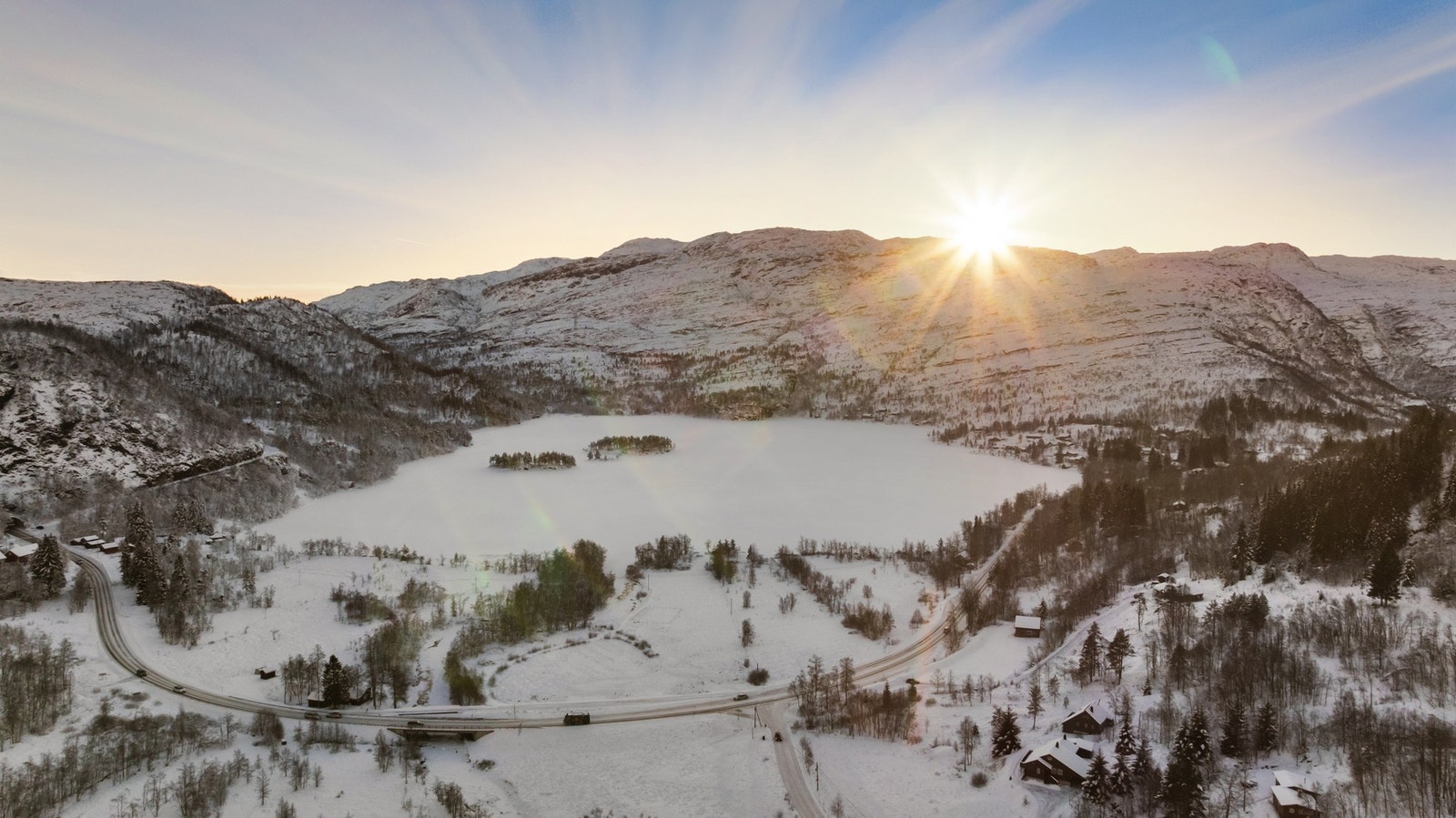Om sommeren kan man utnytte Eikedalsvannet som ligger like nedenfor. Galleribilde