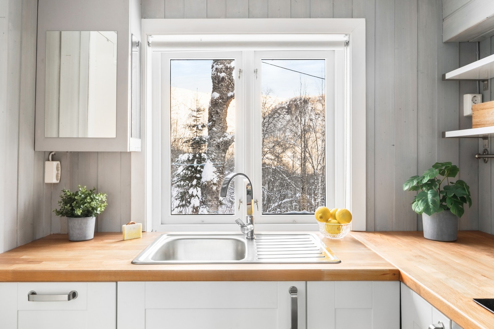 Det er ikke innlagt vann, men etablert en tank med pumpesystem for vann i spring. Galleribilde