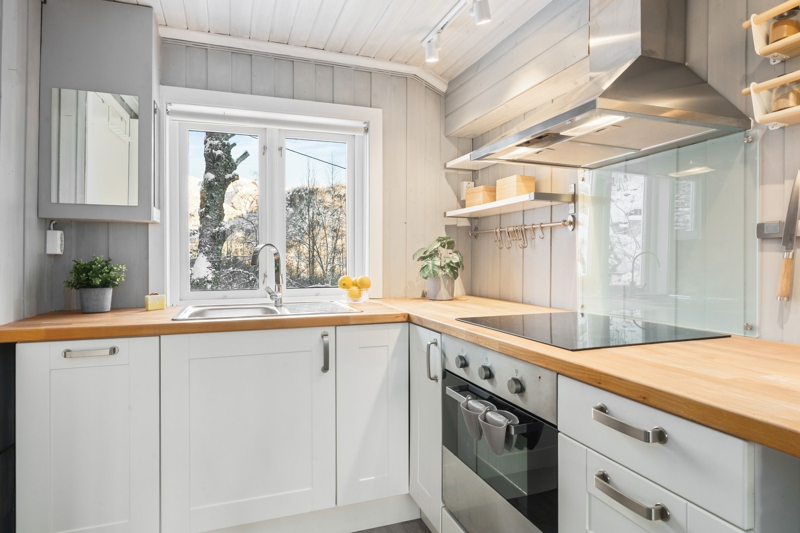 På kjøkkenet er det integrert stekeovn, platetopp og ventilator, i tillegg til plass til kjøleskap. Galleribilde