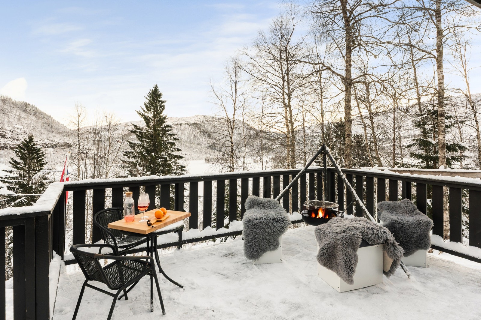 Mekleriet Eiendomsmegling v/Daniel Rye har gleden av å presentere Samnangervegen 900. Foto: Fotograf Alexander Vie. Galleribilde