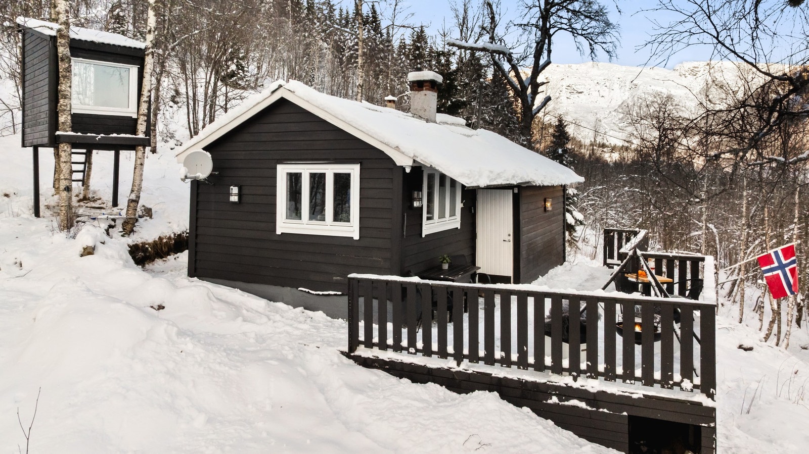 Merk den sjarmerende trehytten i bakkant. Galleribilde