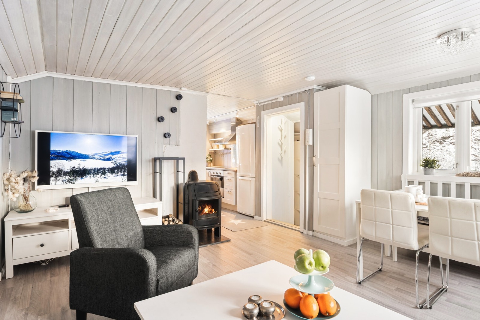 I stuen har man vedovn som både skaper hygge og gir god varme. Galleribilde