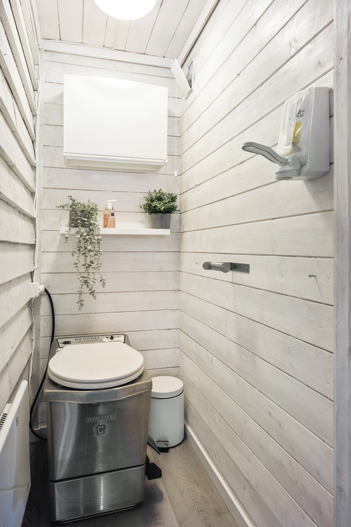 Toalettrom med forbrenningstoalett. Galleribilde