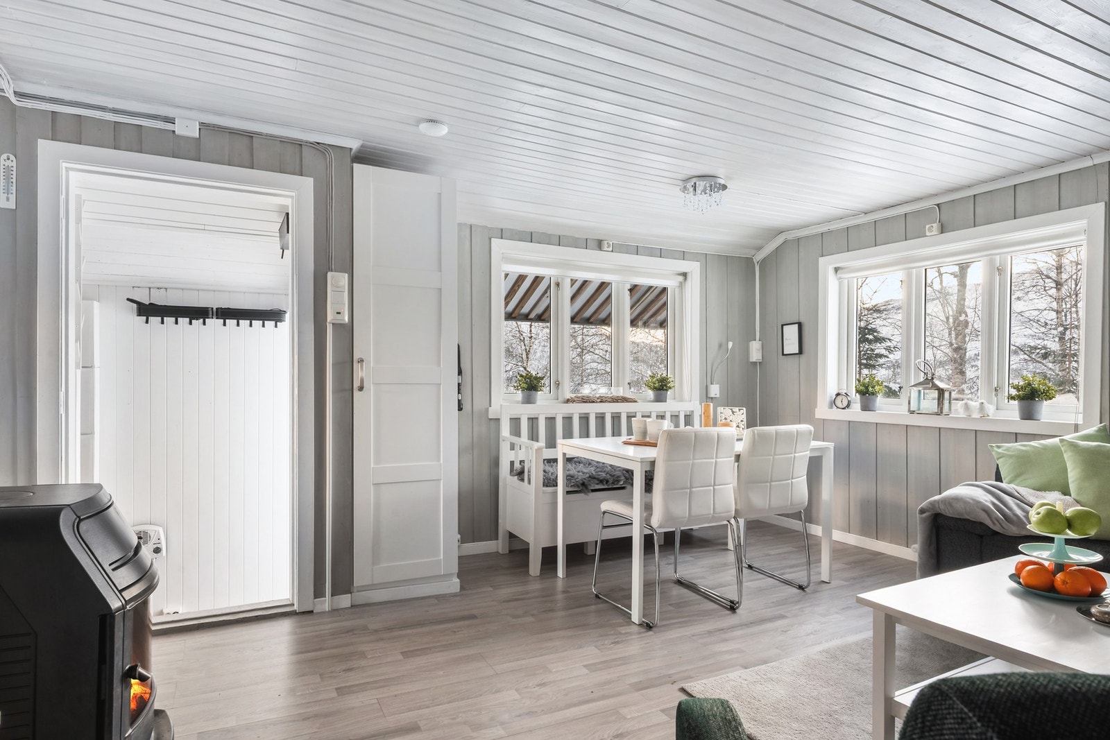 Trivelig stue med plass til både sofagruppe og spisebord. Galleribilde