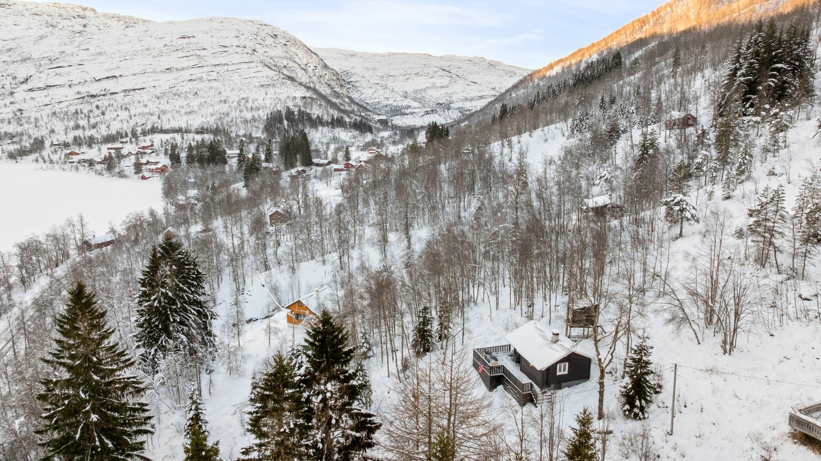 Tomtens størrelse og beliggenhet gir gode muligheter for videre tilpasning, både med tanke på uteplasser, alternative plasseringer av bygg og fremtidige forbedringer, innenfor gjeldende regelverk. Galleribilde