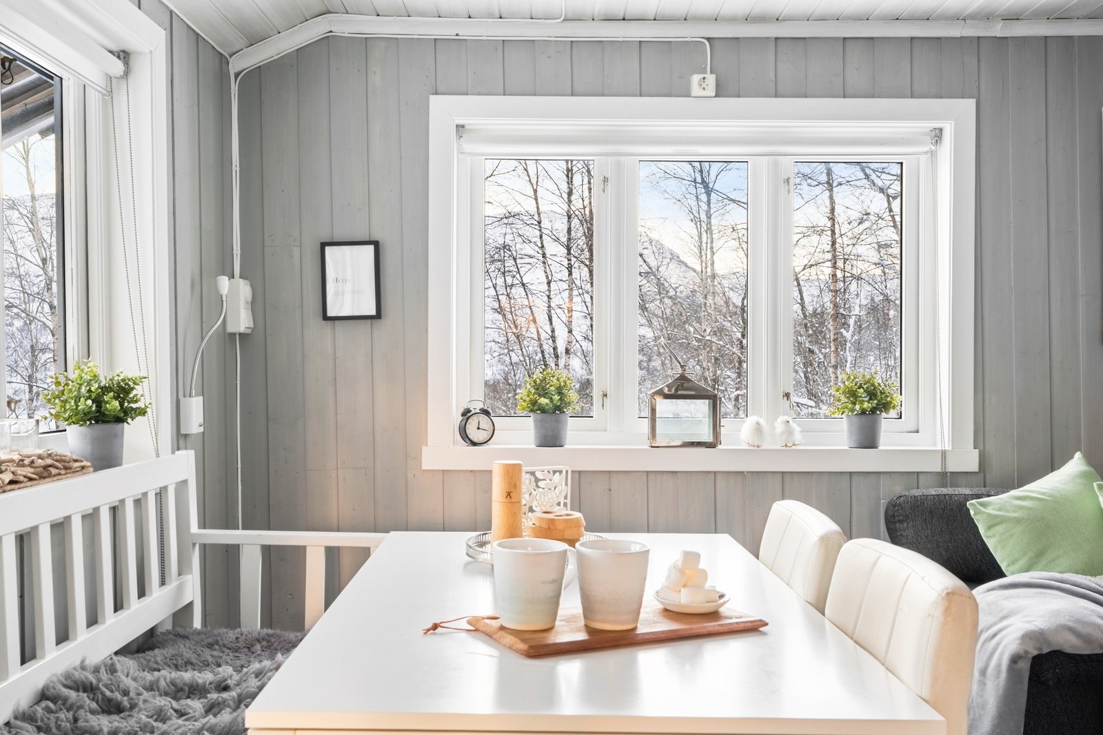 Det er innlagt strøm i hytten. Galleribilde