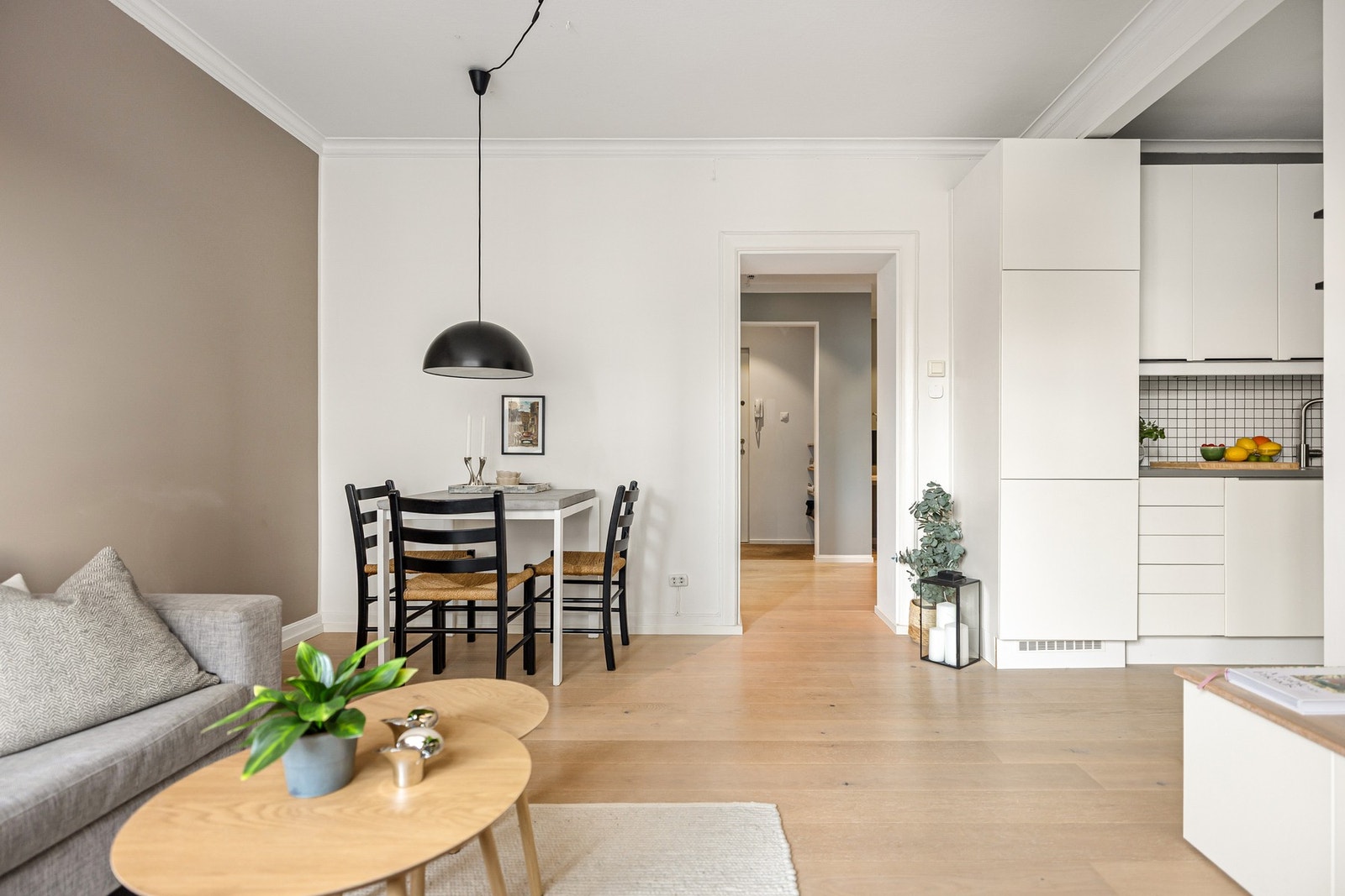 Kjøkkenet ligger godt tilbaketrukket i egen nisje av stuen. Galleribilde