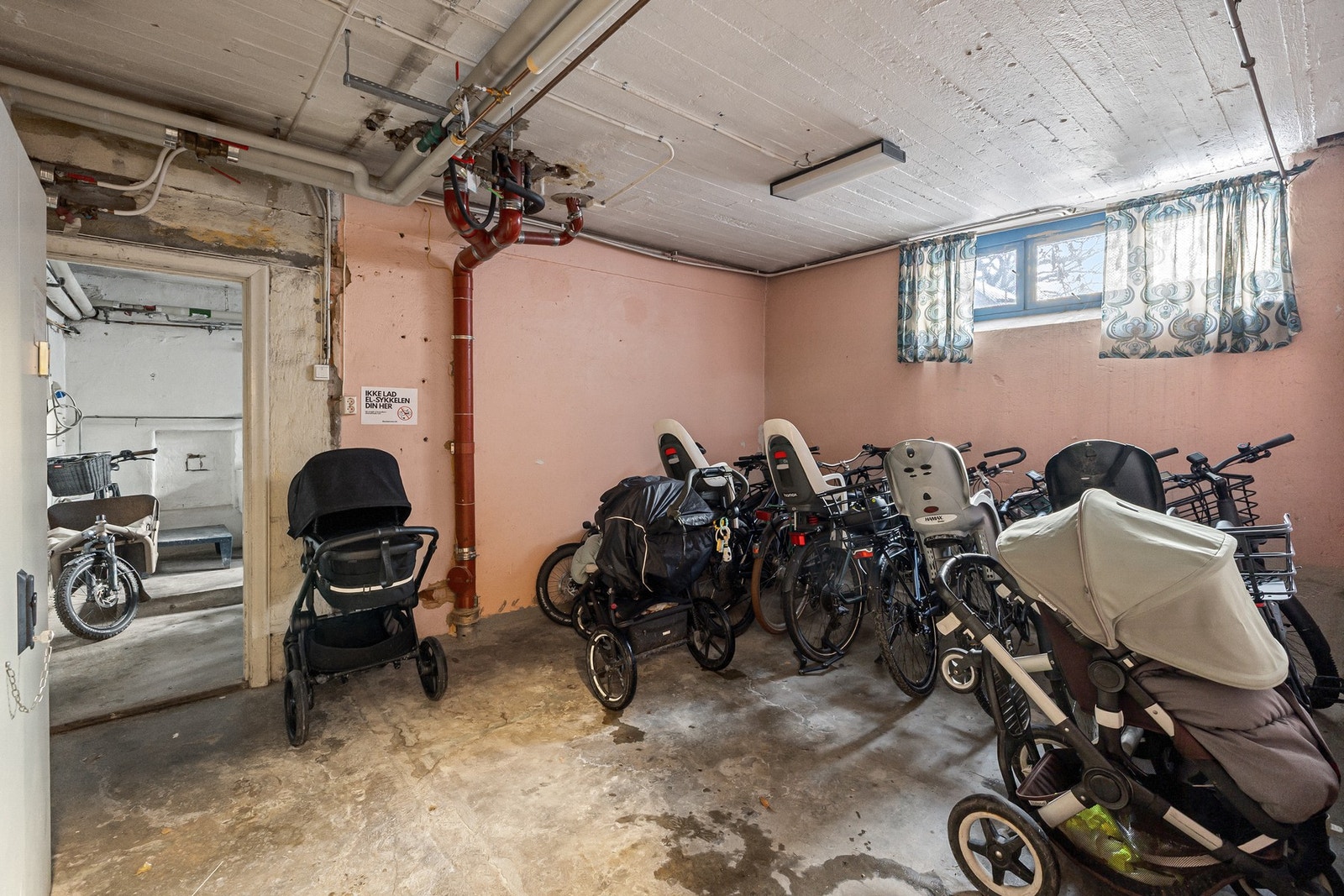 Felles rom for sykler og barnevogner. Galleribilde