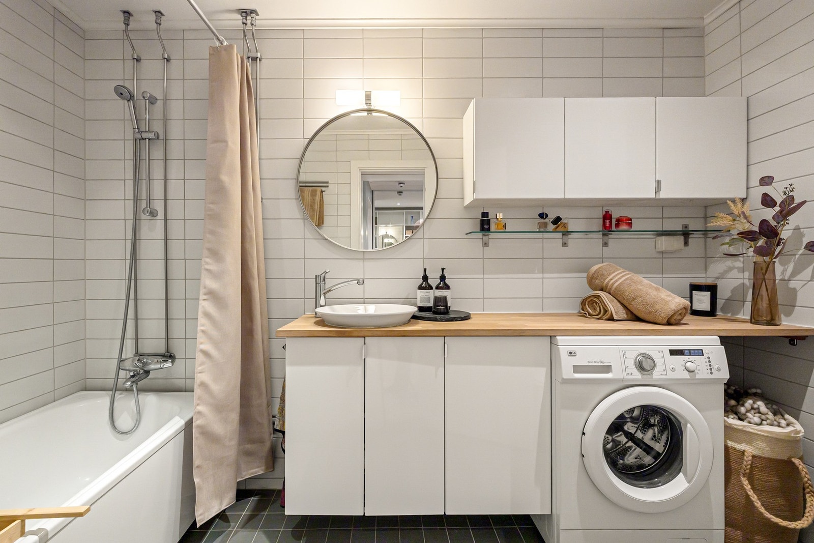 Delikat og romslig bad med opplegg til vaskemaskin og gulvvarme. Galleribilde