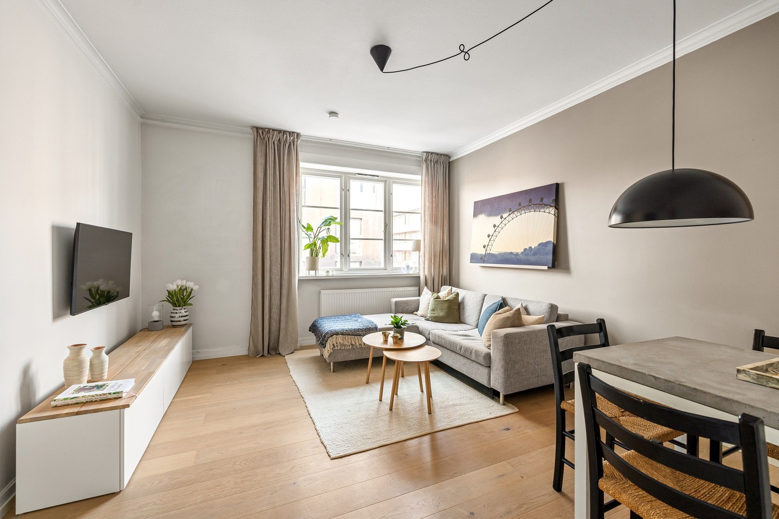 Lys og innbydende stue. Galleribilde