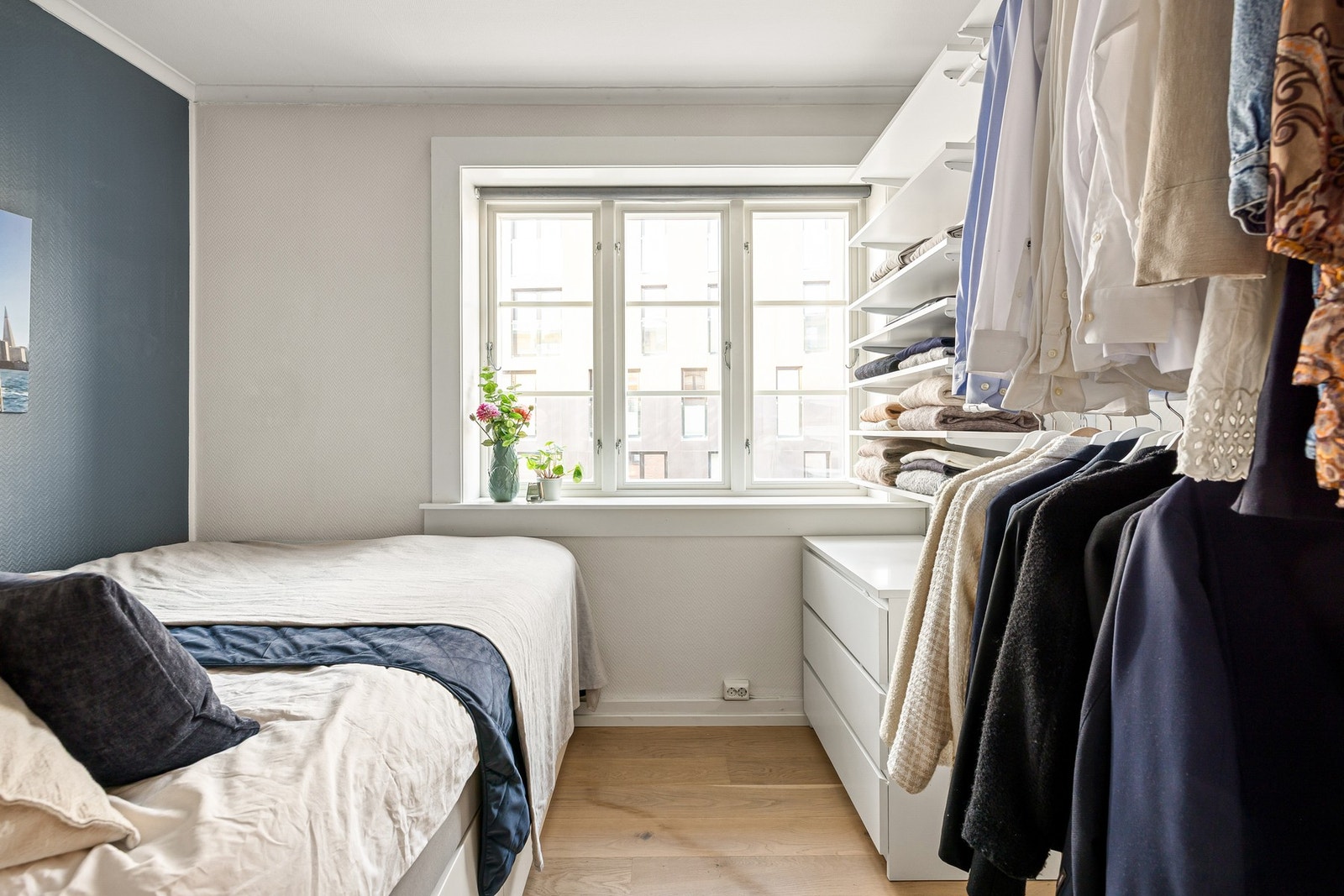 Lyst og innbydende soverom. Galleribilde