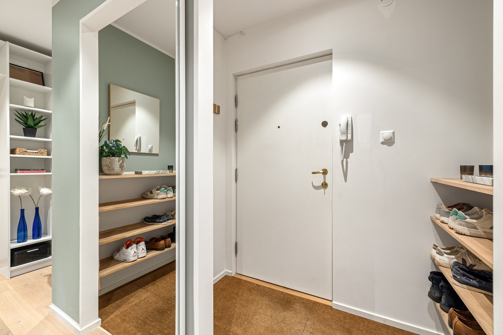 Smart entré med plassbygde skohyller og jakkeoppheng. Galleribilde