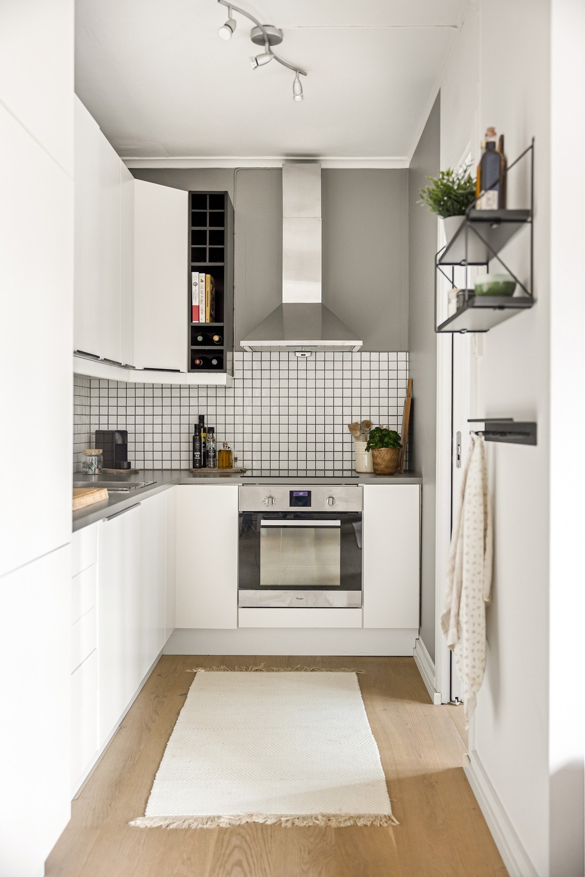 Delikat kjøkken, oppdatert i 2016, med moderne uttrykk og integrerte hvitevarer. Galleribilde