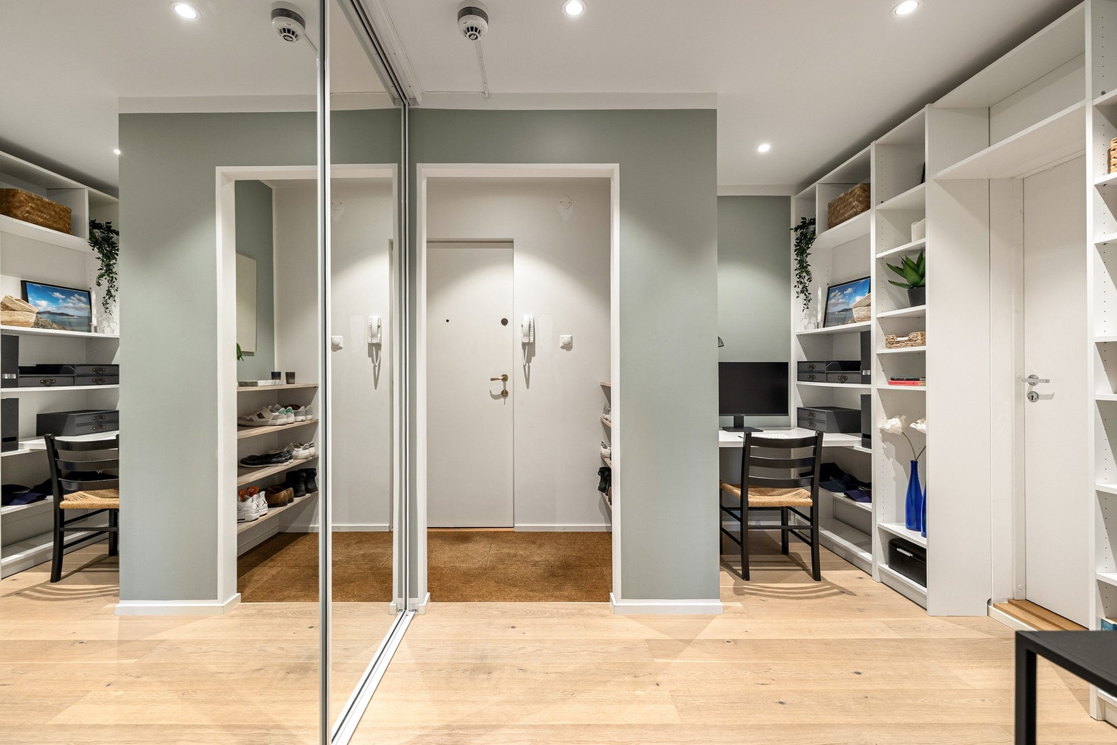 I leiligheten får du en svært romslig hall med stor skyvedørsgarderobe med speilfronter. Galleribilde