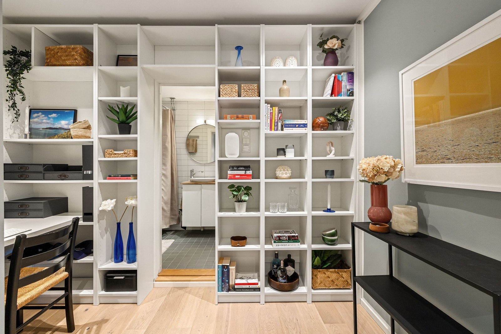 Her får du også en stor bokhylle og en fin kontorplass. Galleribilde