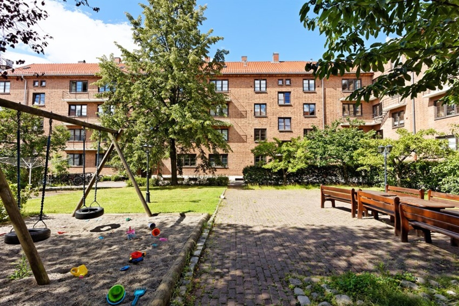 Sommerbilde av bakgården. Galleribilde