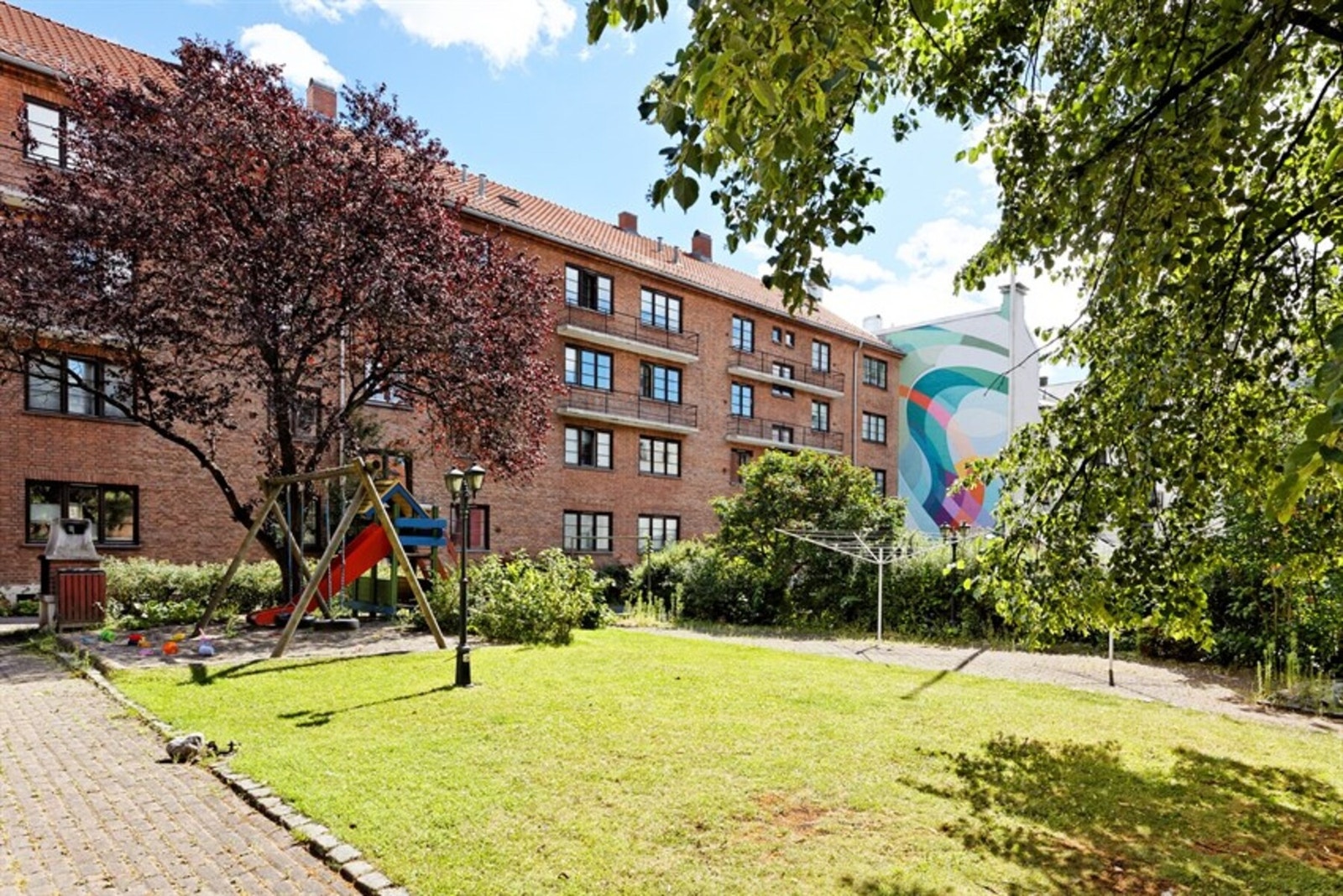 Sommerbilde av bakgården. Galleribilde